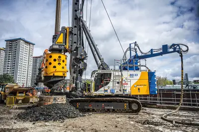 Dank einer eigenen elektrischen Trafostation vor Ort kann Cementation Skanska das Gerät lokal komplett emissionsfrei betreiben.
